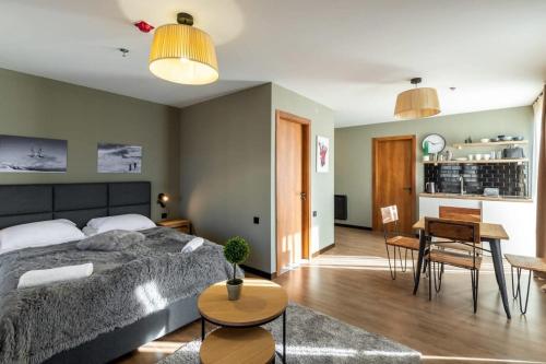 Posezení v ubytování Super Stylish and cozy 2 bedroom 4or6 people Apartment in key location in Marshall Gudauri Project Ski Resort