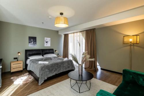 Postel nebo postele na pokoji v ubytování Super Stylish and cozy 2 bedroom 4or6 people Apartment in key location in Marshall Gudauri Project Ski Resort