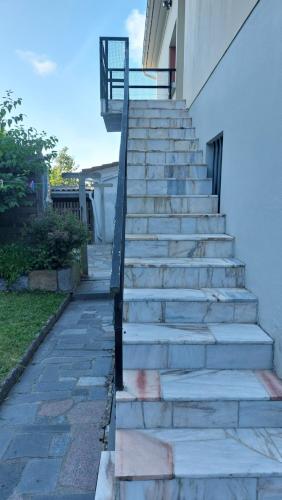 un escalier menant à une maison dans l'établissement APPARTEMENT AVEC TERRASSE ET BARBECUE, à Granville