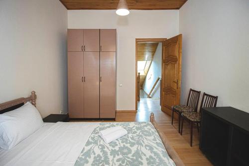 Ένα ή περισσότερα κρεβάτια σε δωμάτιο στο Central 4BR Apt for Groups & Families - By Wehost