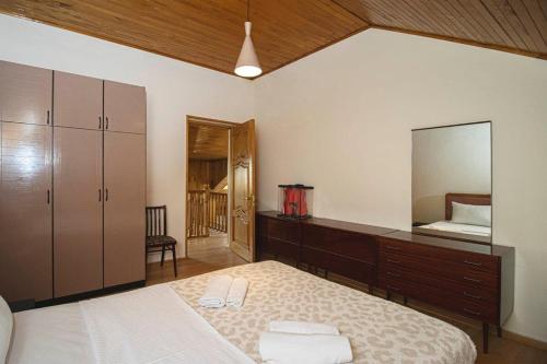 Ένα ή περισσότερα κρεβάτια σε δωμάτιο στο Central 4BR Apt for Groups & Families - By Wehost