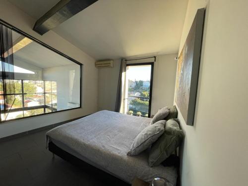 une petite chambre avec un lit et une fenêtre dans l'établissement Luxueux duplex avec vue panoramique sur Notre-Dame, à Marseille
