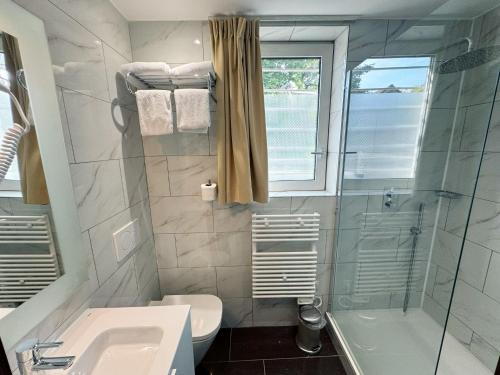 Bilik mandi di Hotel L'auberge Du Souverain