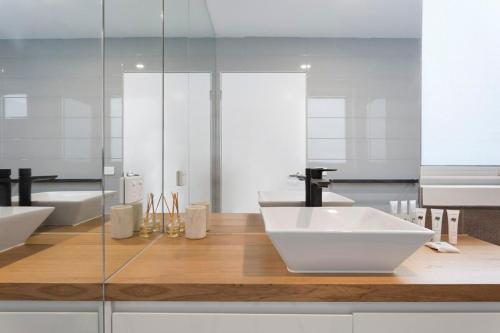 Ένα μπάνιο στο Imollu Beach House 5-Bed 2 5-Bath