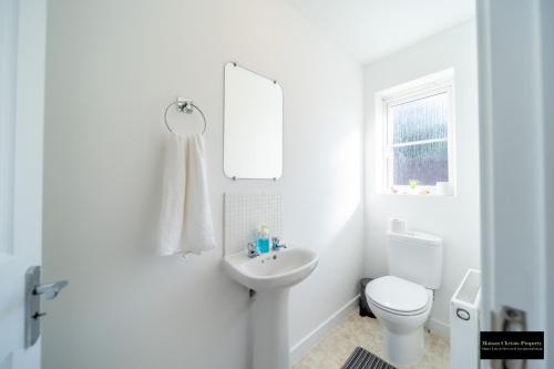 Reams Way 5Bedroom House Sleeps 13 in Kent with Wifi & Free Parking By Maison Christo Property Short Lets & Serviced Accommodationにあるバスルーム