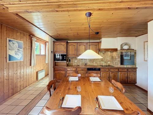 une salle à manger avec une table et des chaises en bois dans l'établissement Chalet de standing 4/6 pers, prox remontées, parking, non-fumeur - FR-1-507-32, à Chamonix-Mont-Blanc
