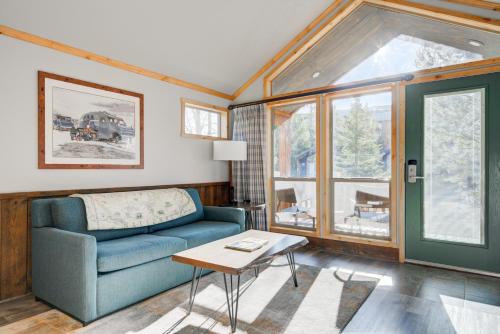 Ruang duduk di Explorer Cabins at Yellowstone