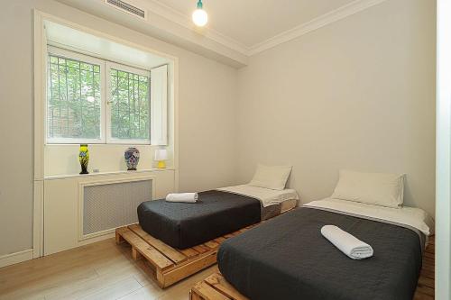 Postel nebo postele na pokoji v ubytování Mtatsminda Cozy Apt: Central & Comfy - By Wehost