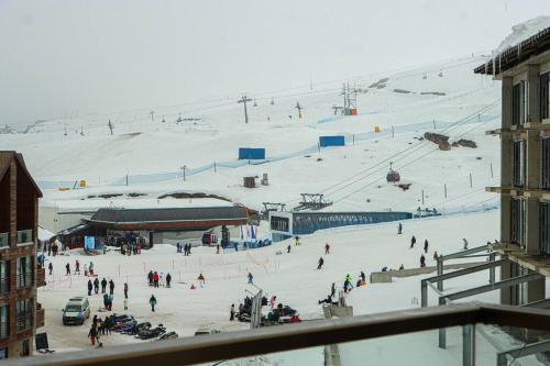 un grupo de personas en una pista de esquí cubierta de nieve en New Gudauri Apart In Building Loft 2 By Wehost, en Gudauri