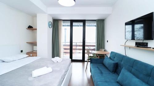 Postel nebo postele na pokoji v ubytování Cozy Studio Apartment in Marshall Gudauri Project