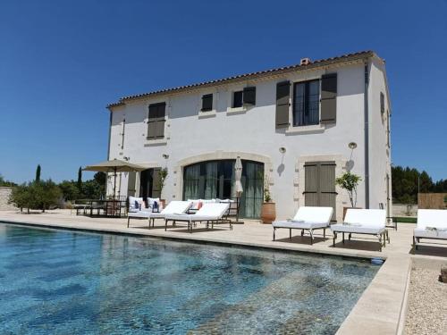 une villa avec piscine devant un immeuble dans l'établissement Mas d exception au cœur des Alpilles, à Fontvieille
