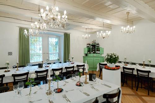 Ein Restaurant oder anderes Speiselokal in der Unterkunft Schloss Ueberstorf - Tafeln, Tagen, Träumen 