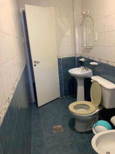 a bathroom with a toilet and a sink at DEPARTAMENTO CAROLA in San Juan