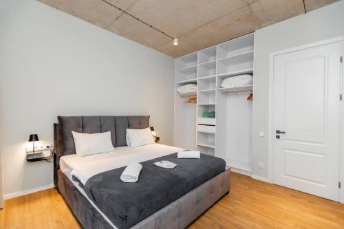 Ένα ή περισσότερα κρεβάτια σε δωμάτιο στο Stylish 2 BR 2 Balconies Apartment In Old Tbilisi