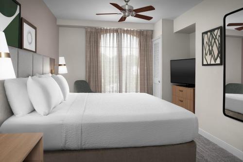 Ένα ή περισσότερα κρεβάτια σε δωμάτιο στο Staybridge Suites Columbia by IHG