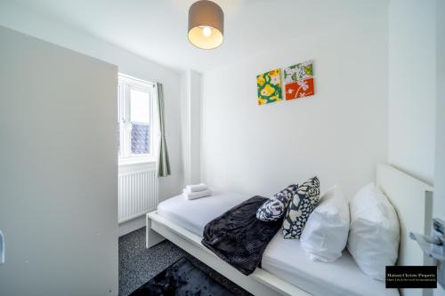 Reams Way 5Bedroom House Sleeps 13 in Kent with Wifi & Free Parking By Maison Christo Property Short Lets & Serviced Accommodationにあるベッド