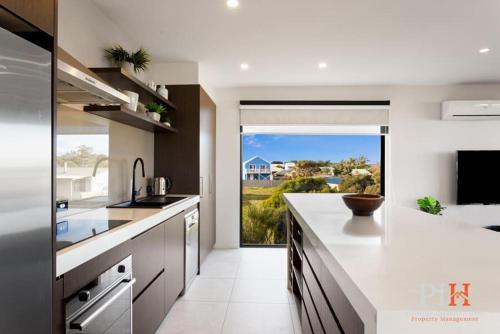 Una cocina o zona de cocina en Luxurious Home Close to The Beach