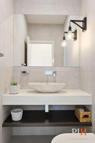 Un baño de Luxurious Home Close to The Beach