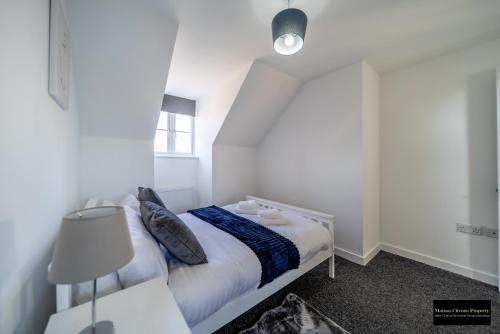 Reams Way 5Bedroom House Sleeps 13 in Kent with Wifi & Free Parking By Maison Christo Property Short Lets & Serviced Accommodationにあるベッド