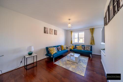 Reams Way 5Bedroom House Sleeps 13 in Kent with Wifi & Free Parking By Maison Christo Property Short Lets & Serviced Accommodationにあるシーティングエリア