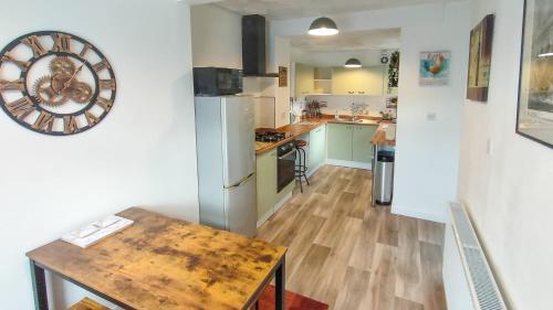 O bucătărie sau chicinetă la Bramble Cottage In The Wonderful Rhondda Valley by StayStaycations