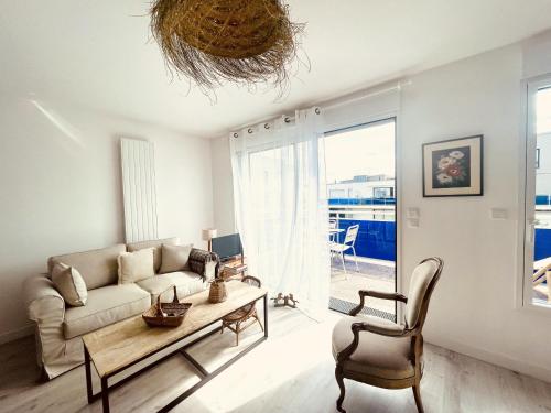 un salon avec un canapé et une table dans l'établissement Le Croix de Vie, à Saint-Gilles-Croix-de-Vie