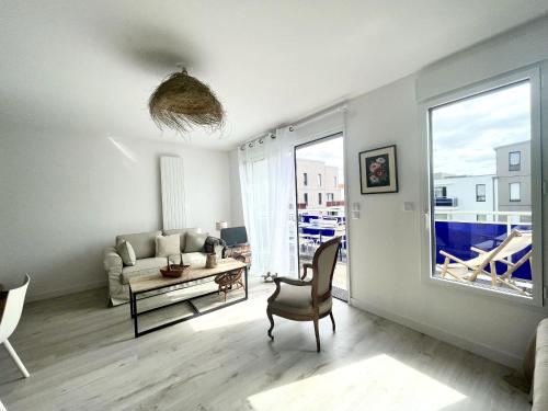 un salon avec un canapé et une table dans l'établissement Le Croix de Vie, à Saint-Gilles-Croix-de-Vie