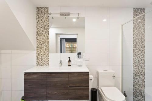 Ένα μπάνιο στο Luxury Getaway in a Statement Home Steps to Beach
