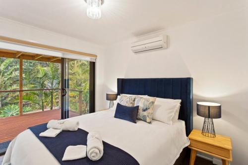 Ένα ή περισσότερα κρεβάτια σε δωμάτιο στο Luxury Getaway in a Statement Home Steps to Beach