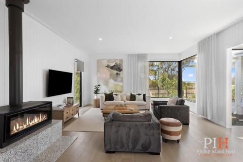 a living room with a couch and a fireplace at Charming 4 BR Cottage Retreat in Newhaven