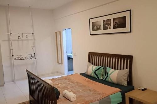 une petite chambre avec un lit et une douche dans l'établissement Sky Loft 4 Guests Balcony Nflix Disney B30A, à Johor Bahru