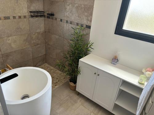 une salle de bain avec un lavabo blanc et une douche dans l'établissement Location Maison contemporaine, piscine, 6-8 couchages, à Six-Fours-les-Plages