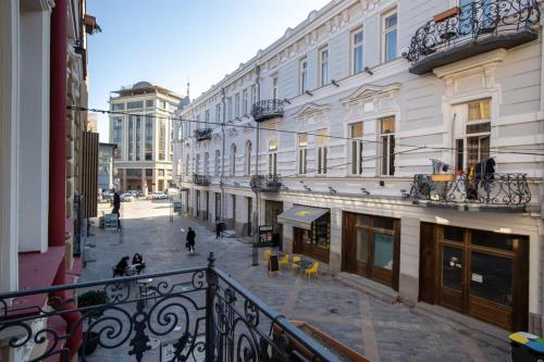 Una vista de una calle desde un balcón de un edificio. en Stylish 2BR apt in the heart of old Tbilisi, en Tiflis