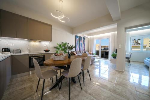 een keuken en eetkamer met een tafel en stoelen bij Akalli Luxury Living in Heraklion