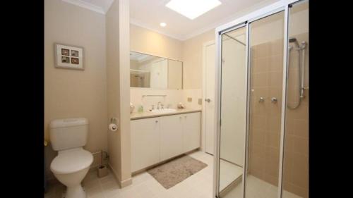 un bagno con wc e doccia in vetro di Self Contained Unit Close to the Beach a Cowes