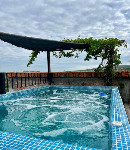 a swimming pool with an umbrella on top of a building at 3 deptos en el mismo lugar: Penthouse con doble altura y magnífica arquitectura, Loft con cocina integral y Departamento en planta baja con patio. in San Miguel de Allende