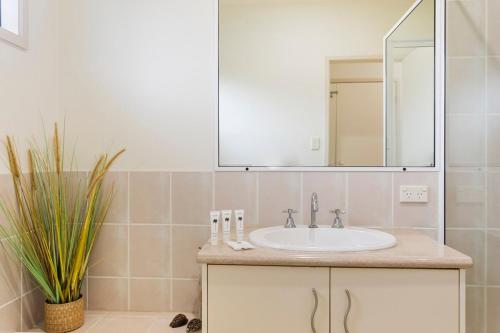 Un baño de Serene Modern Beach Escape 3 Bed 2 Bath