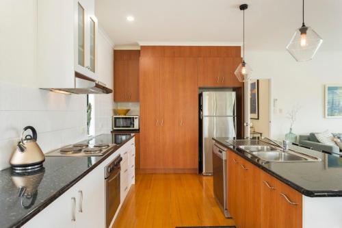 Una cocina o zona de cocina en Serene Modern Beach Escape 3 Bed 2 Bath