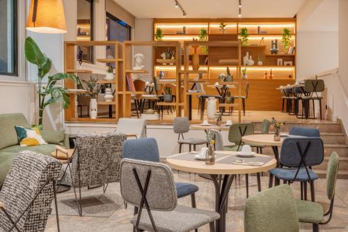 a restaurant with tables and chairs in a room at Hotel Santiago Plaza Affiliated by Meliá in Santiago de Compostela