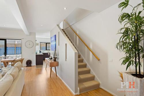 Телевизор и/или развлекательный центр в Shearwater Home Close to Beach