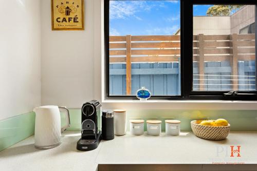 Кухня или мини-кухня в Shearwater Home Close to Beach
