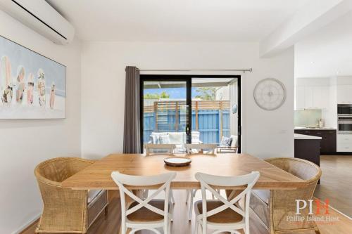 Гостиная зона в Shearwater Home Close to Beach