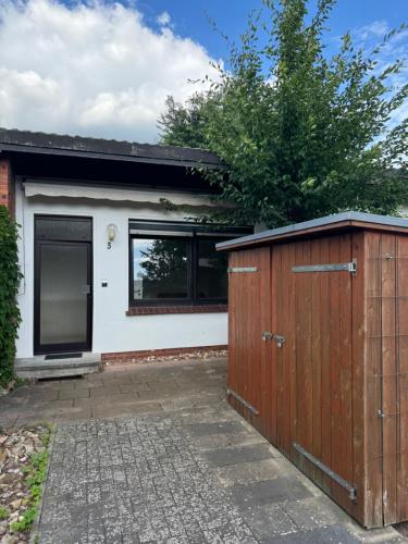a house with a wooden gate and a fence at Villa Kunterbunt in Nienburg