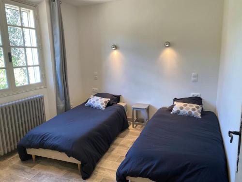 une chambre avec deux lits et une fenêtre dans l'établissement Villa entière à 550 m du centre-ville, à Valensole