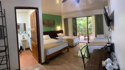 Postel nebo postele na pokoji v ubytování Tirimbina Rainforest Lodge