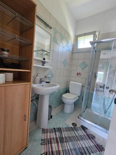 Bilik mandi di Hillside View Home