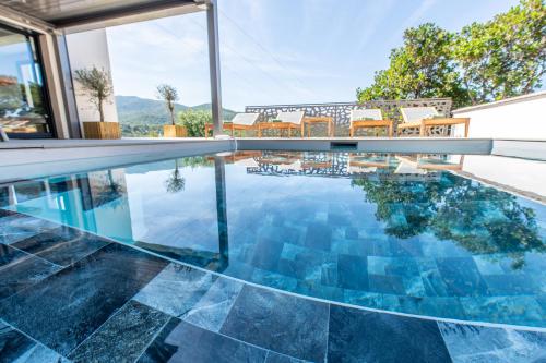 NOUVEAUTÉ ! Magnifique villa de standing avec piscine, entre mer et montagnes, à 3 minutes des plus belles plages de la rive sud