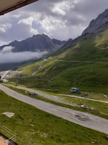 une camionnette roulant sur une route dans les montagnes dans l'établissement La Mongie Tourmalet, à Bagnères-de-Bigorre