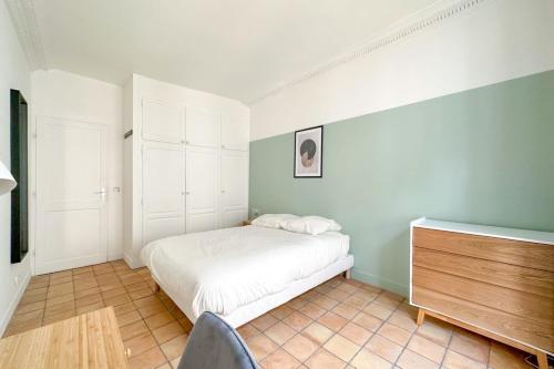 une chambre avec un lit et une commode dans l'établissement Flexliving - room - Echiquier, à Paris