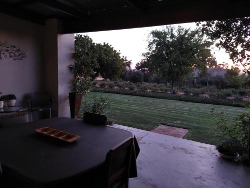 Ein Garten an der Unterkunft Ouma Bettie Guesthouse